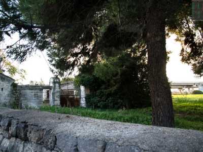 L'ingresso della grande masseria, anche questa abbandonata, che ancora oggi � visibile proprio di fronte a villa Attolico